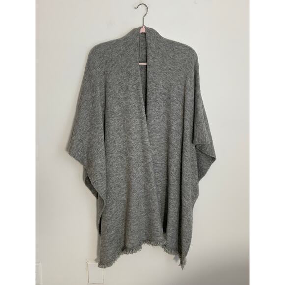 Beryll‎ Cashmere Serape | Light Gray Oversized Blanket Scarf With Stretch - Picture 4 of 7